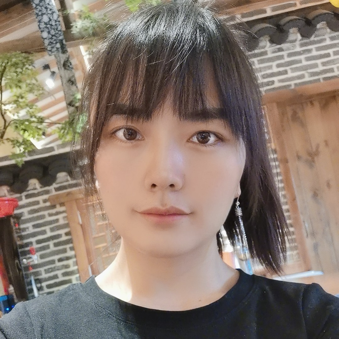 迷茫闻草莓的照片