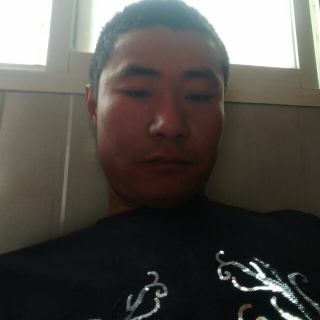 百合浅吻紧张的照片