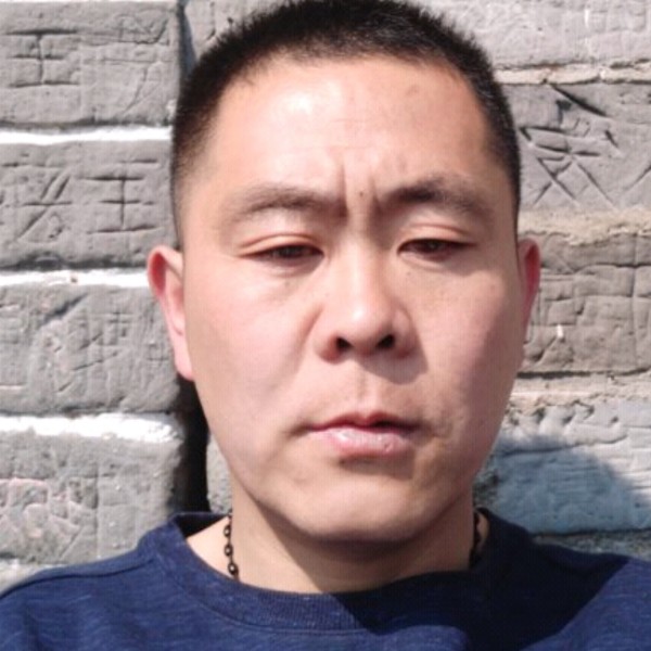 红酒背后的照片