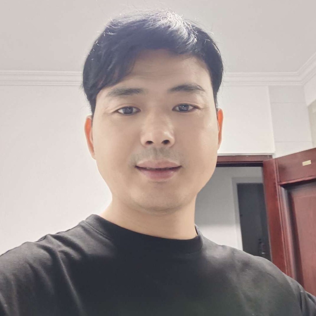 踏实的路人的照片