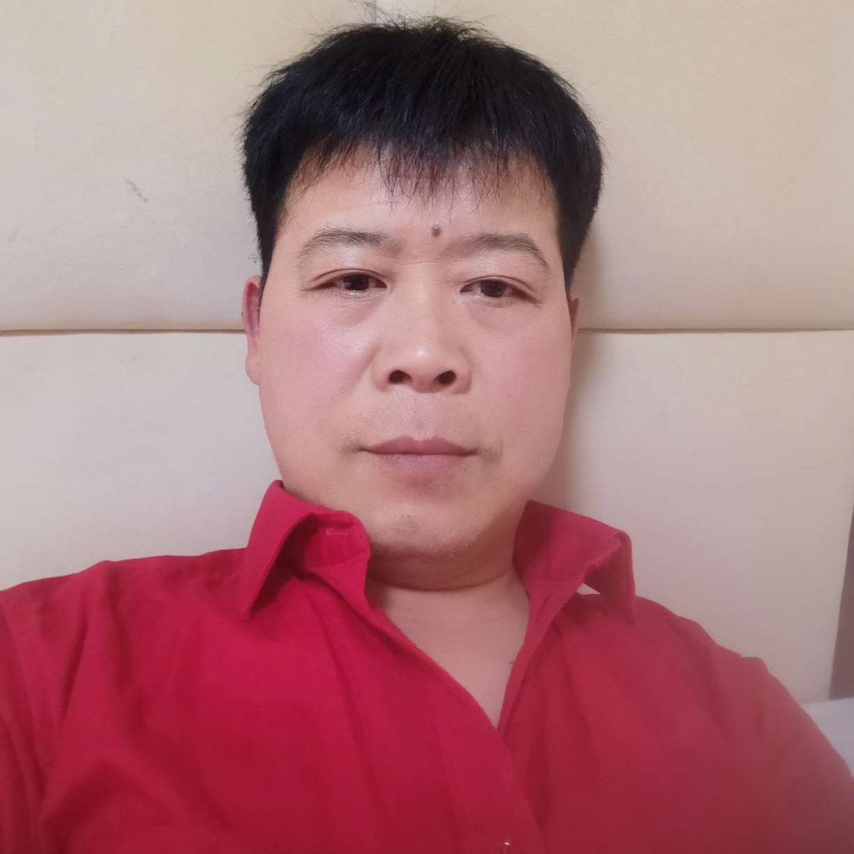 迷人拿篮球的照片