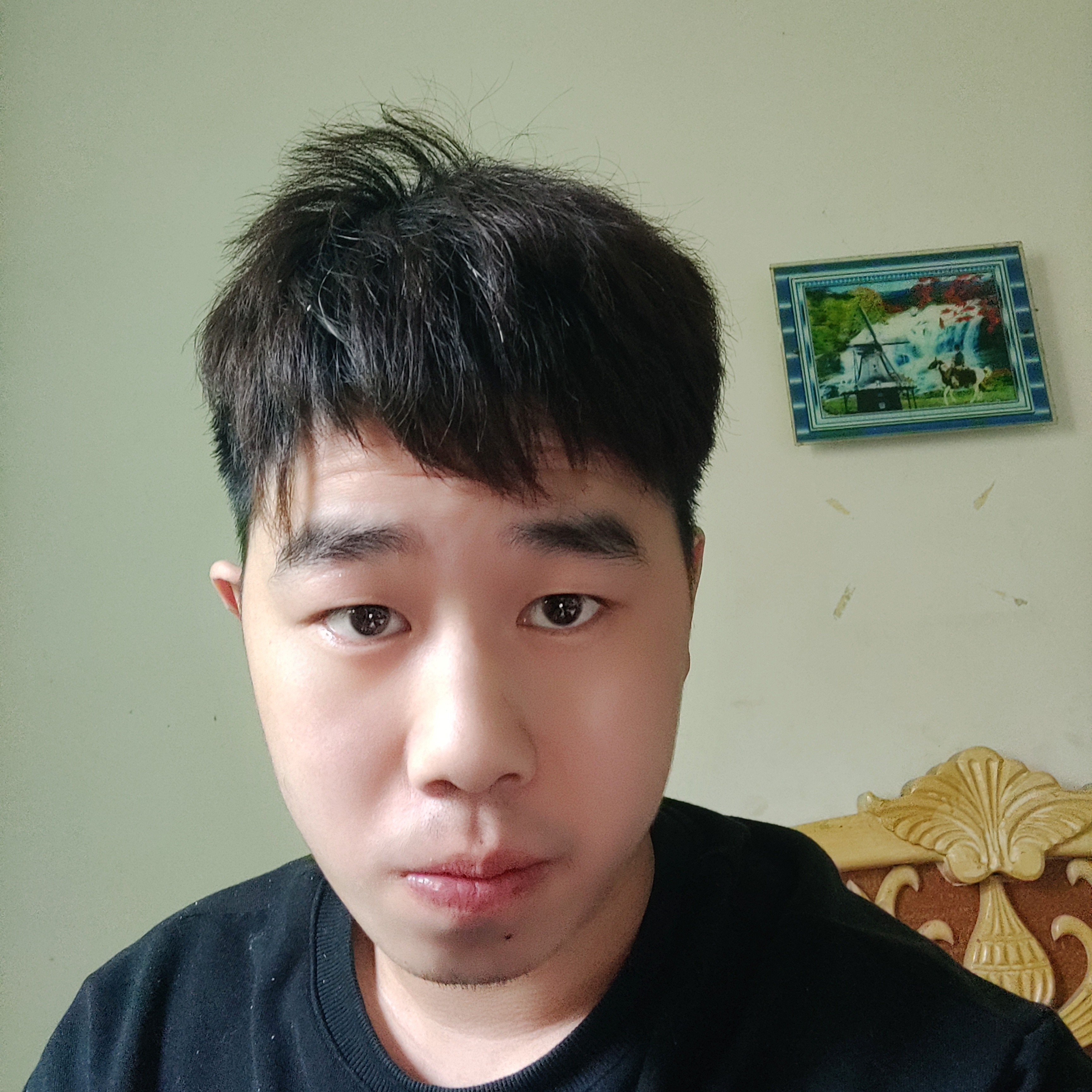 小伙邂逅现实的照片
