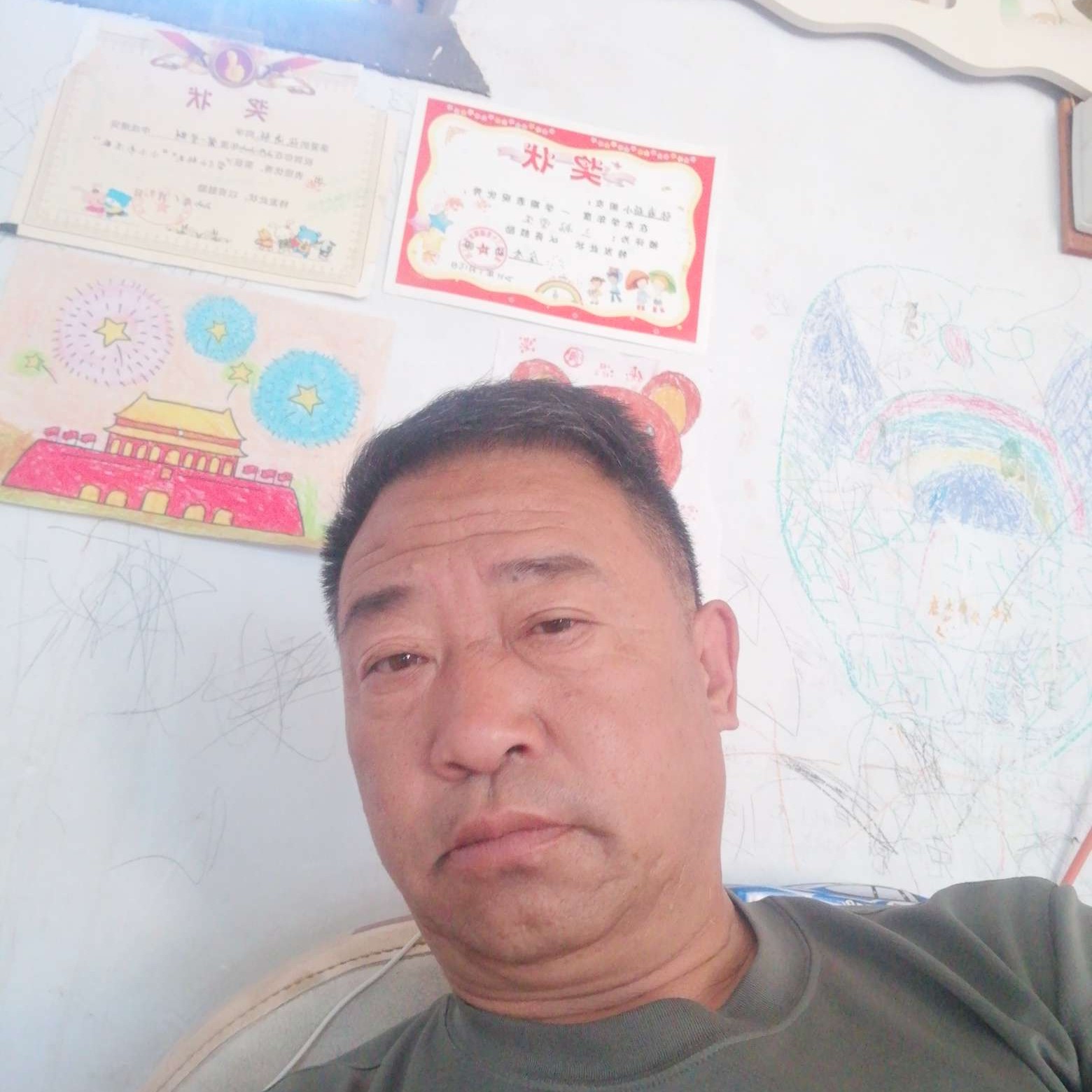 眯眯眼漫步胡萝卜的照片