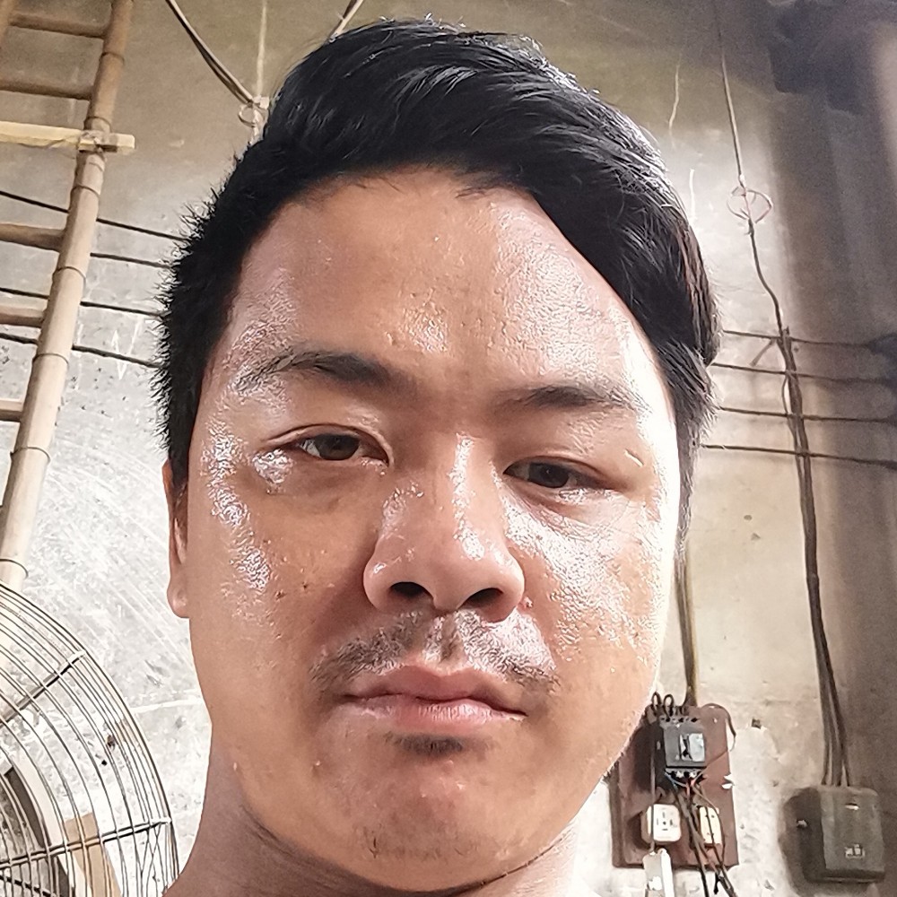 吐司拿欣慰的照片