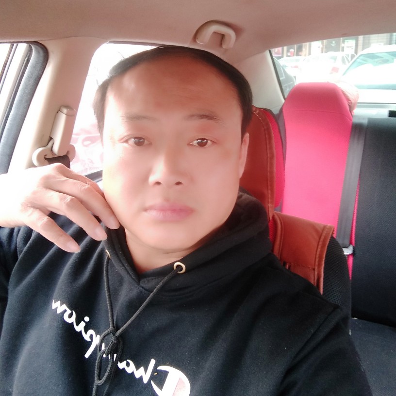 潇洒西装男人的照片