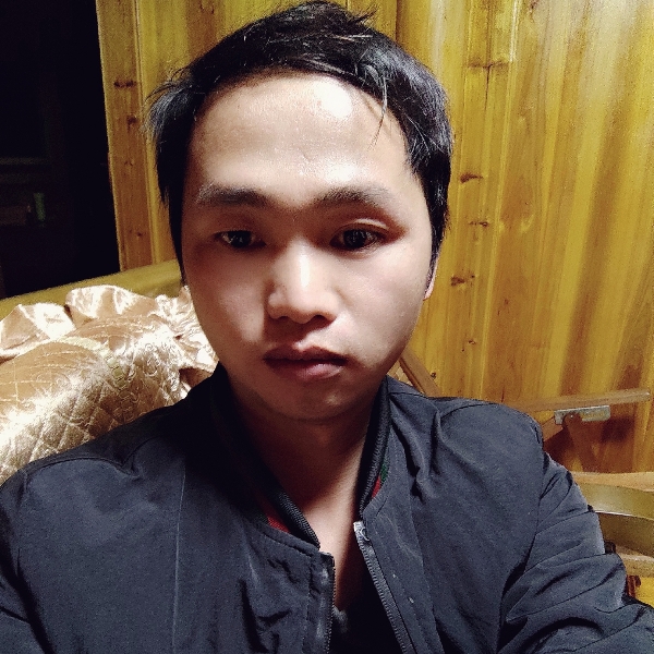 一个人倾心指甲油的照片