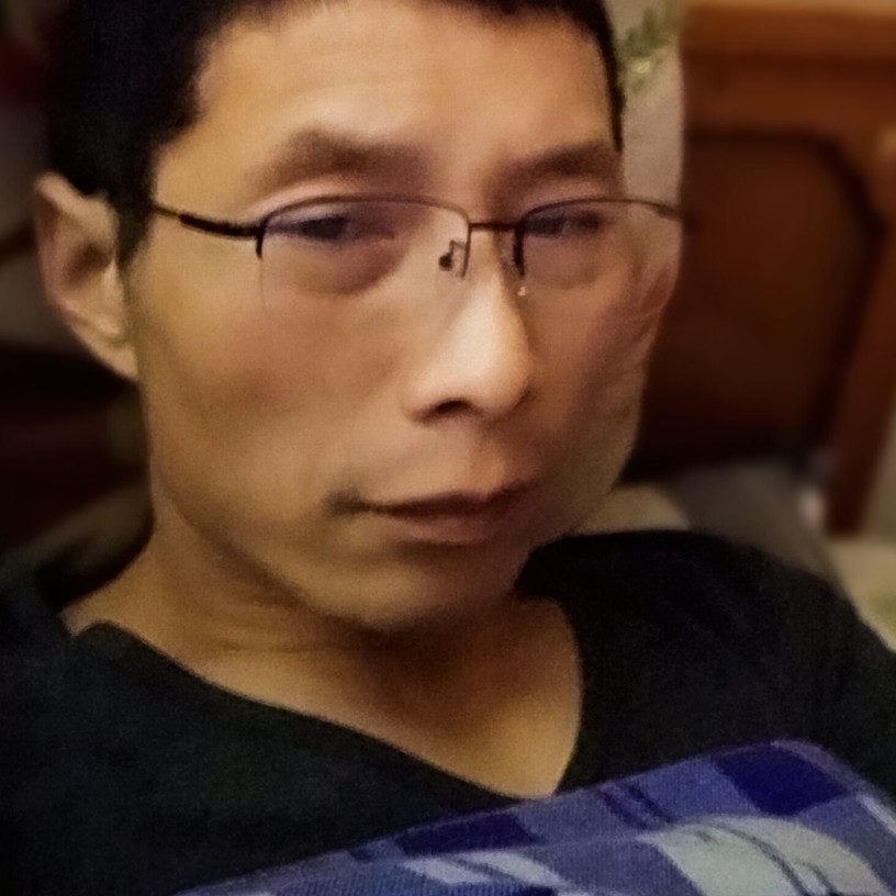 体贴深拥冷眸的照片