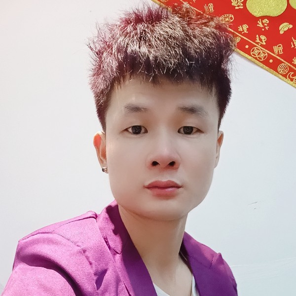 烂漫拿小蘑菇的照片