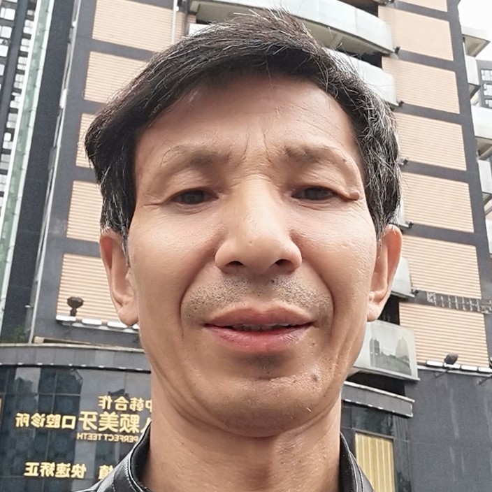 努力走近目标的人的照片