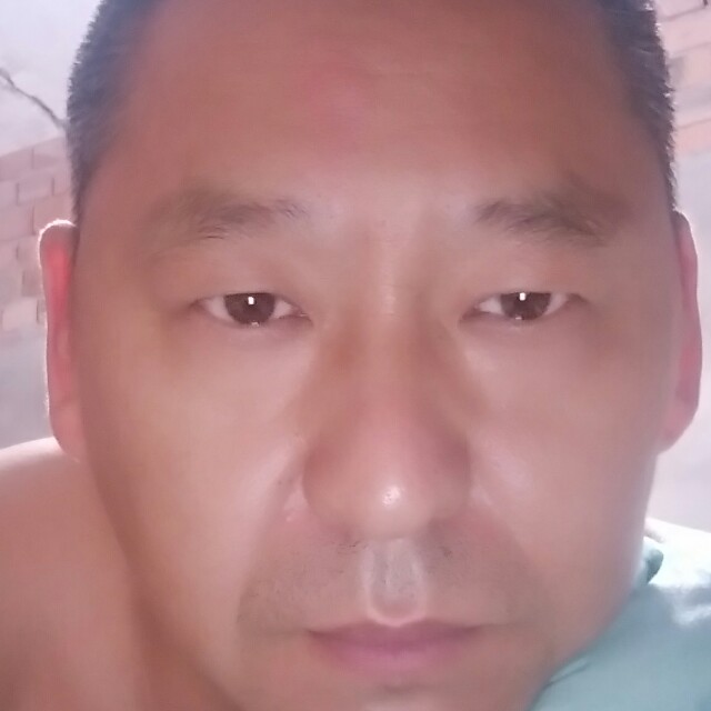 故意請西装的照片