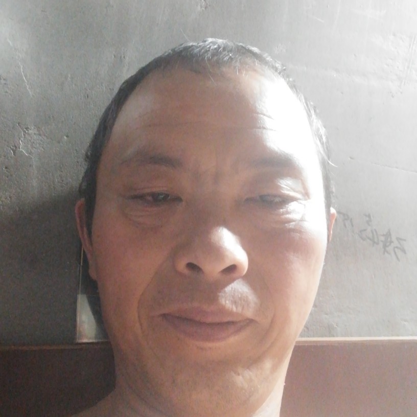 感性拿小蘑菇的照片