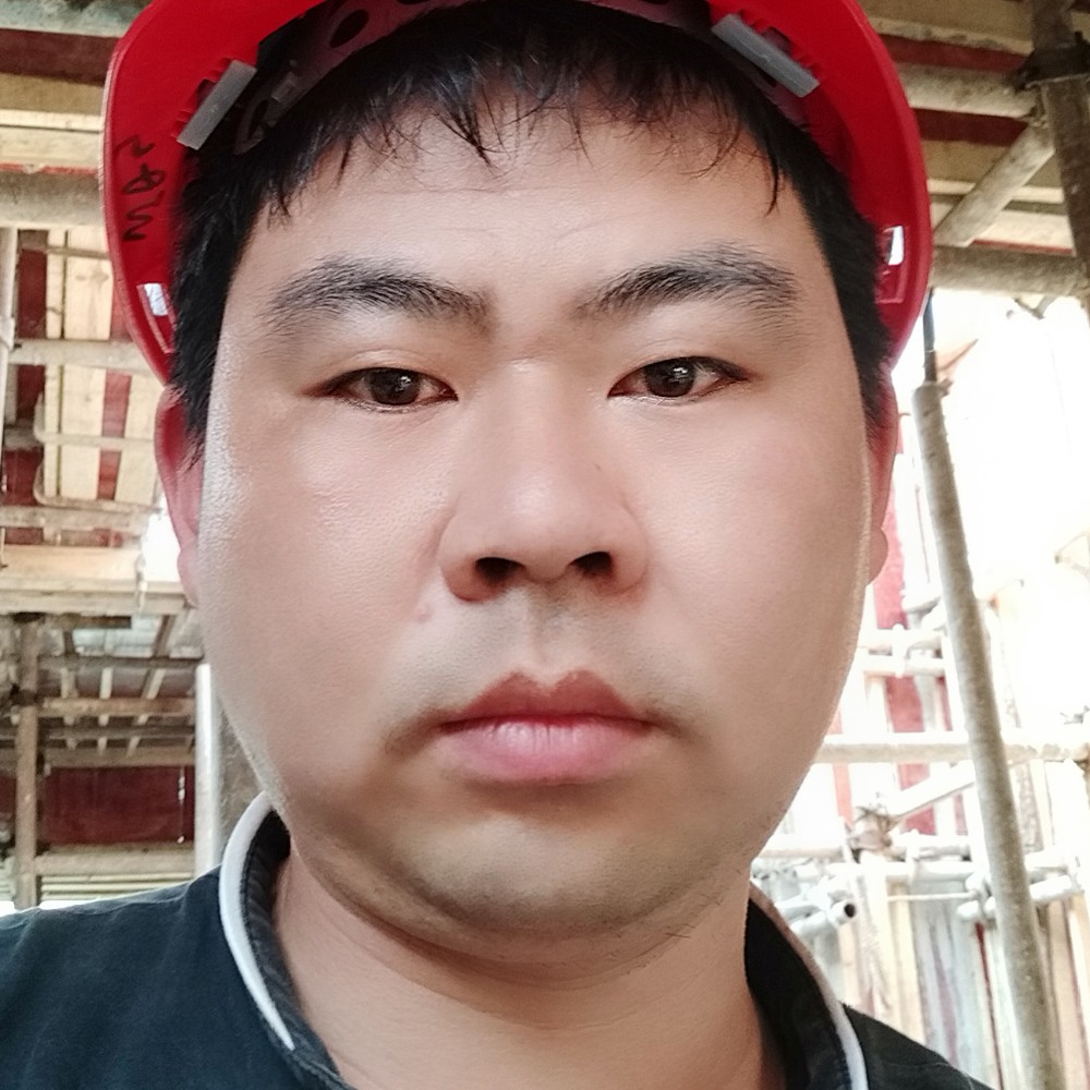 帅哥凝眸迷人的照片