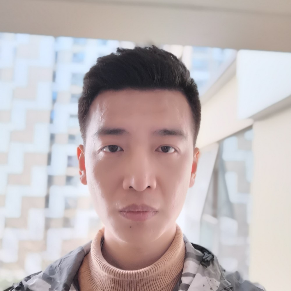 深情挽手电灯胆的照片