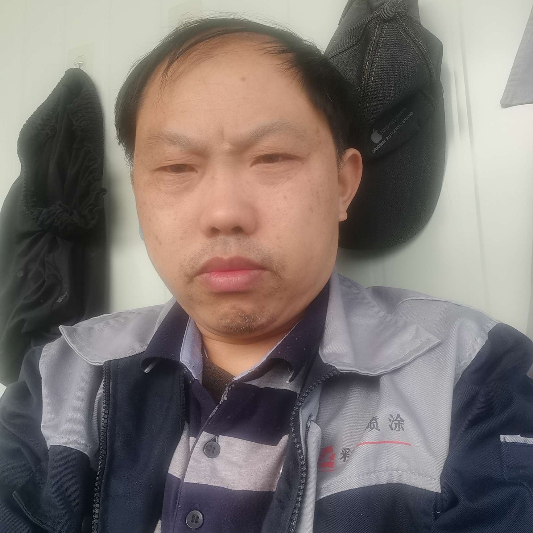英俊蹙眉雪碧的照片