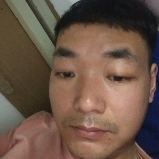 英勇挽手帅哥的照片