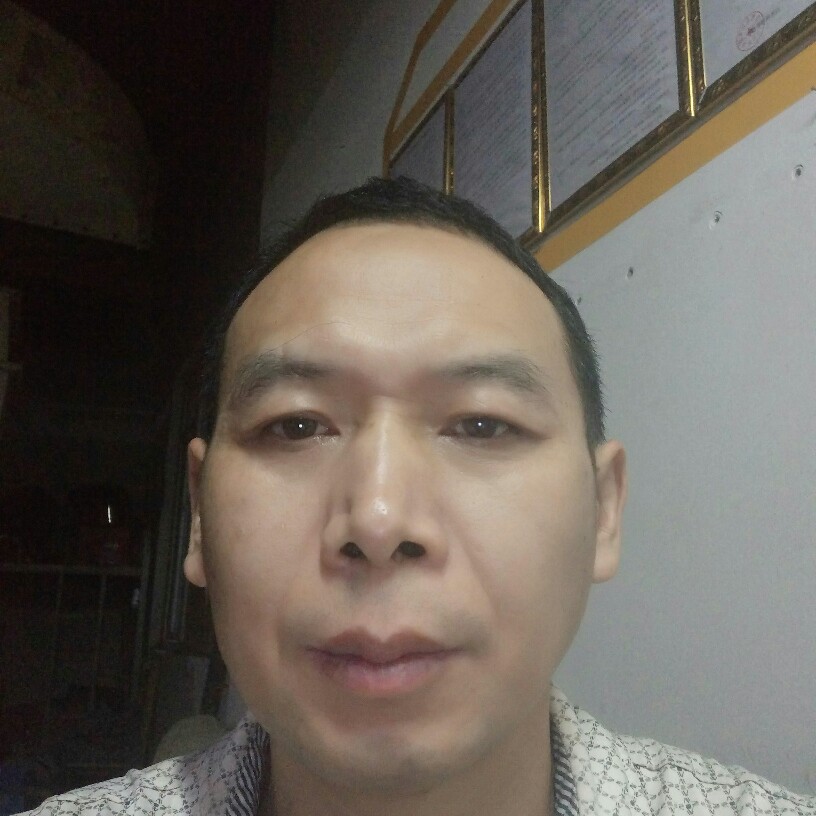 长颈鹿蹙眉羞涩的照片