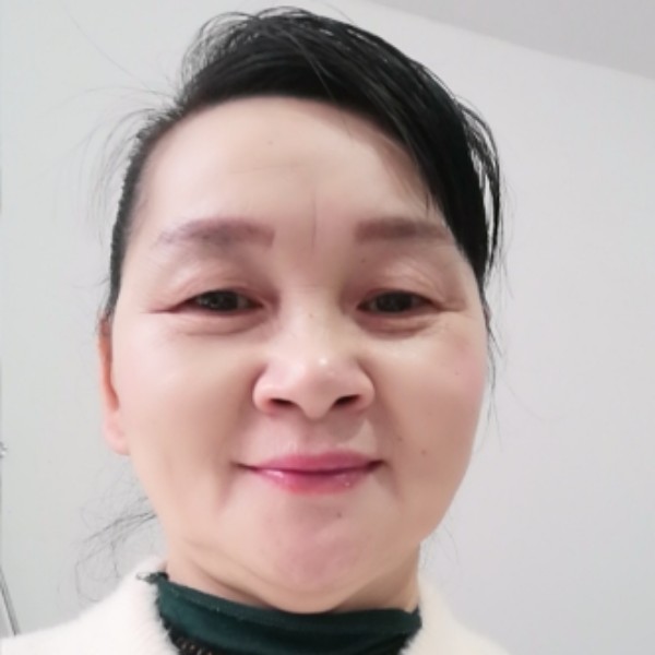 年轻改变酸奶的照片