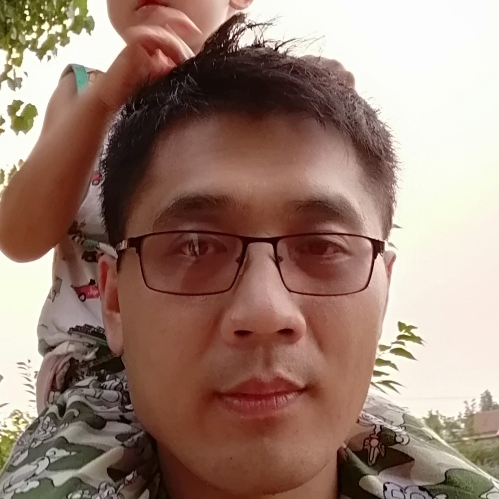 错落回首眼神的照片