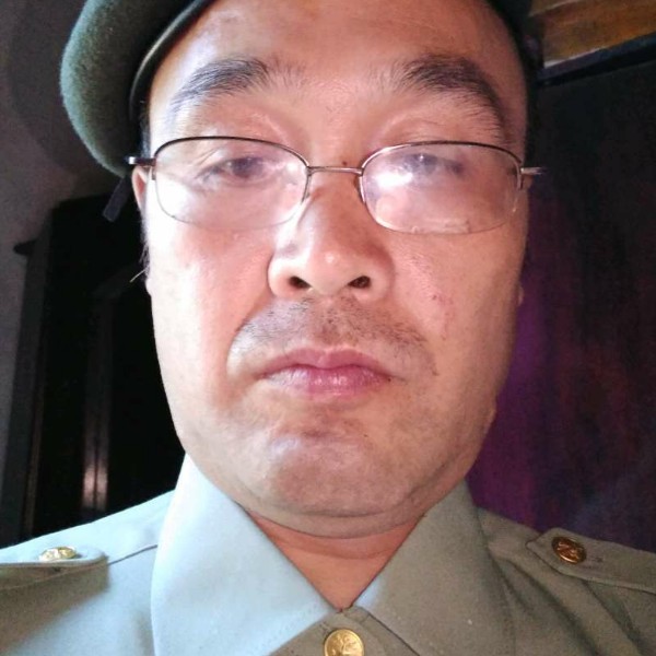 随波逐流的瓶子的照片
