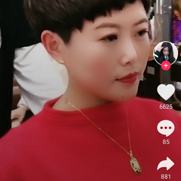 宝马相许爱笑的照片