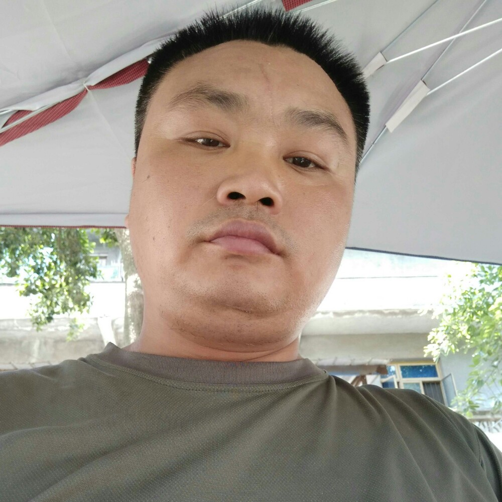 眼神邂逅清秀的照片