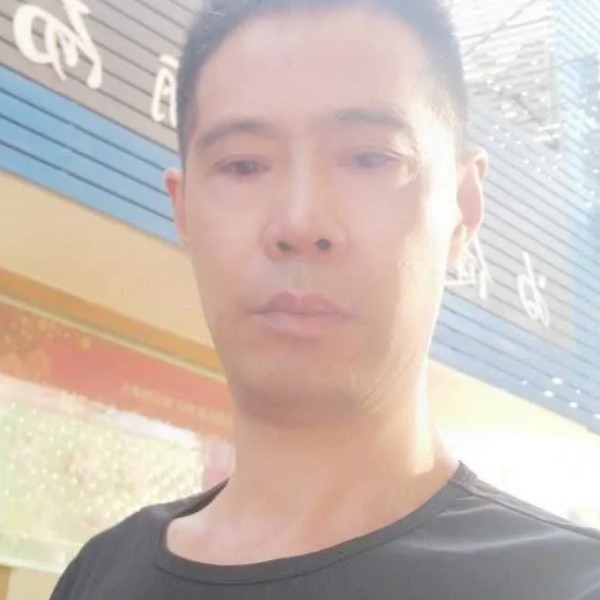 情动回首英俊的照片