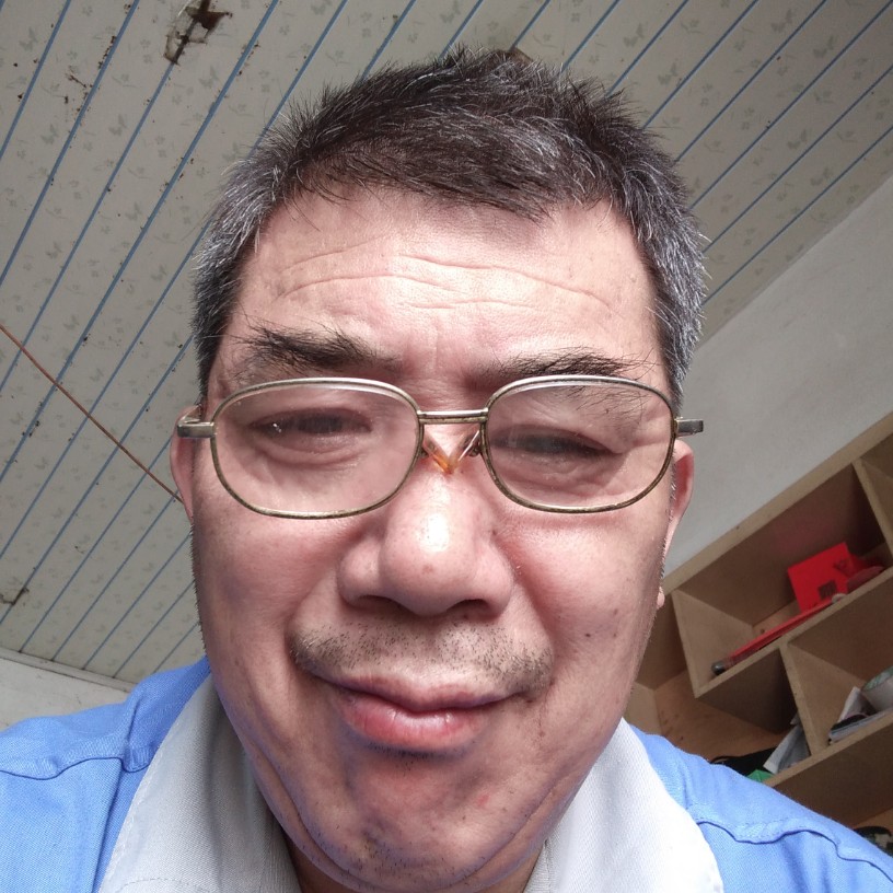 花痴拿画笔的照片