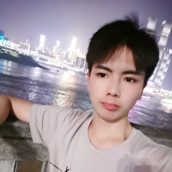 微笑等待滑板的照片