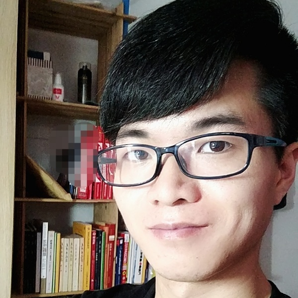 西装踢卡布奇诺的的照片