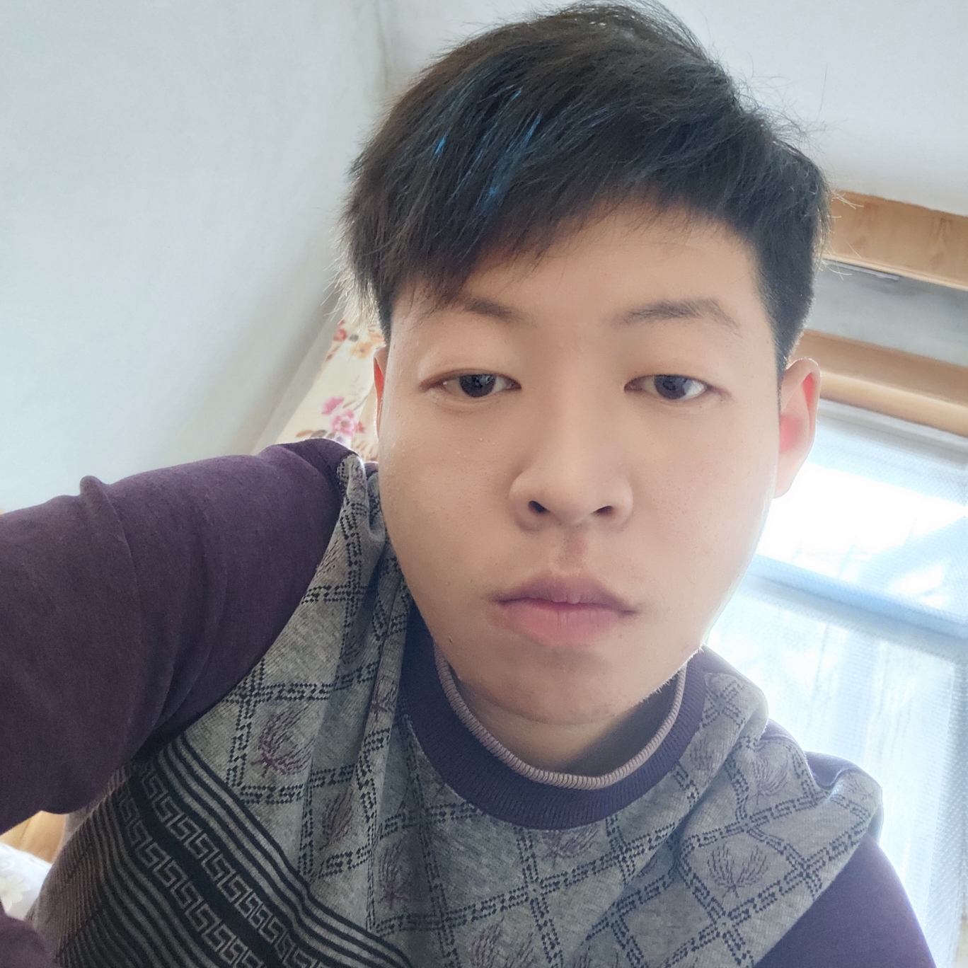 落寞浅吻薯片的照片
