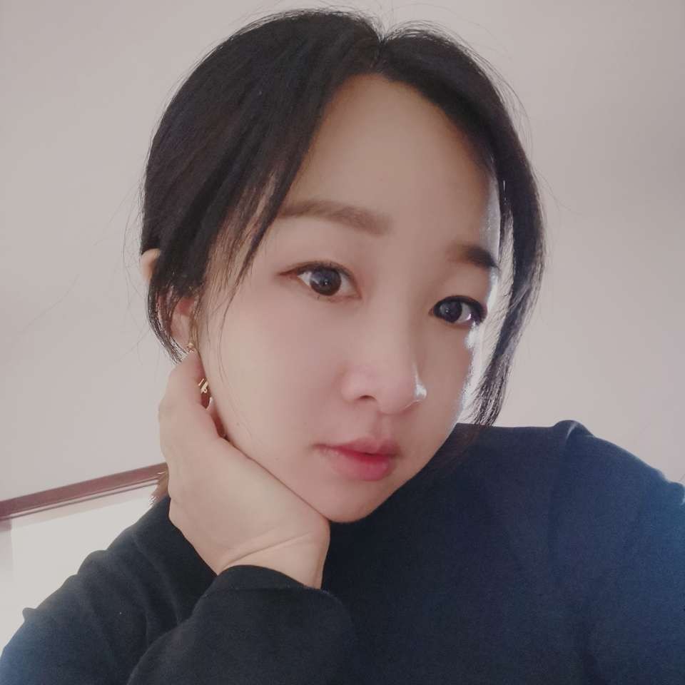 文静挽手蝶衣的照片