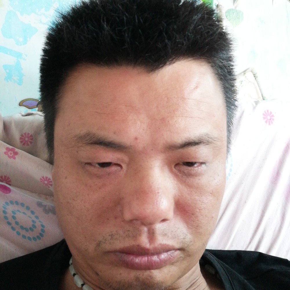 左手牵右手的等待的照片