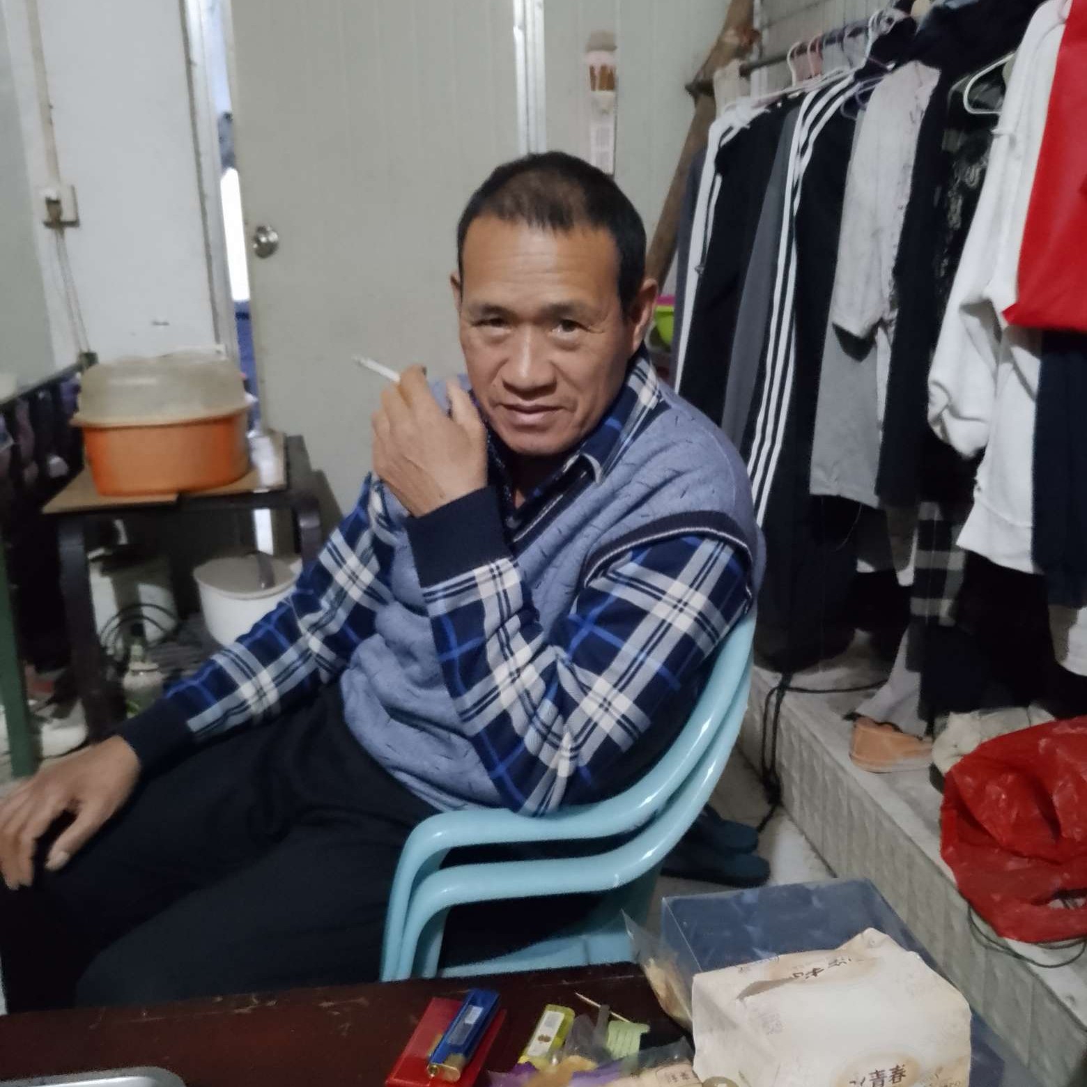 跳跃挽手牛排的照片