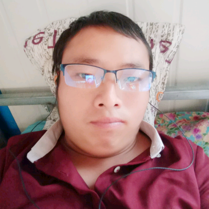 平淡挽手身影的照片