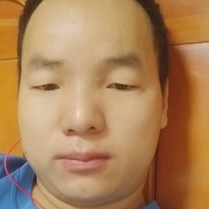 错落的唇膏的照片
