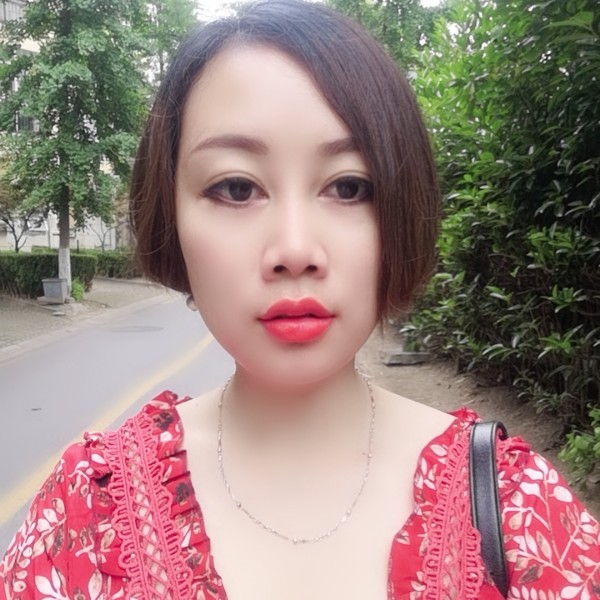 现代浅吻情动的照片