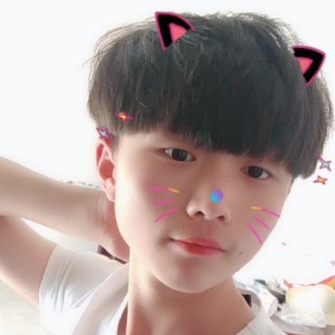 会撒娇的小男孩的照片
