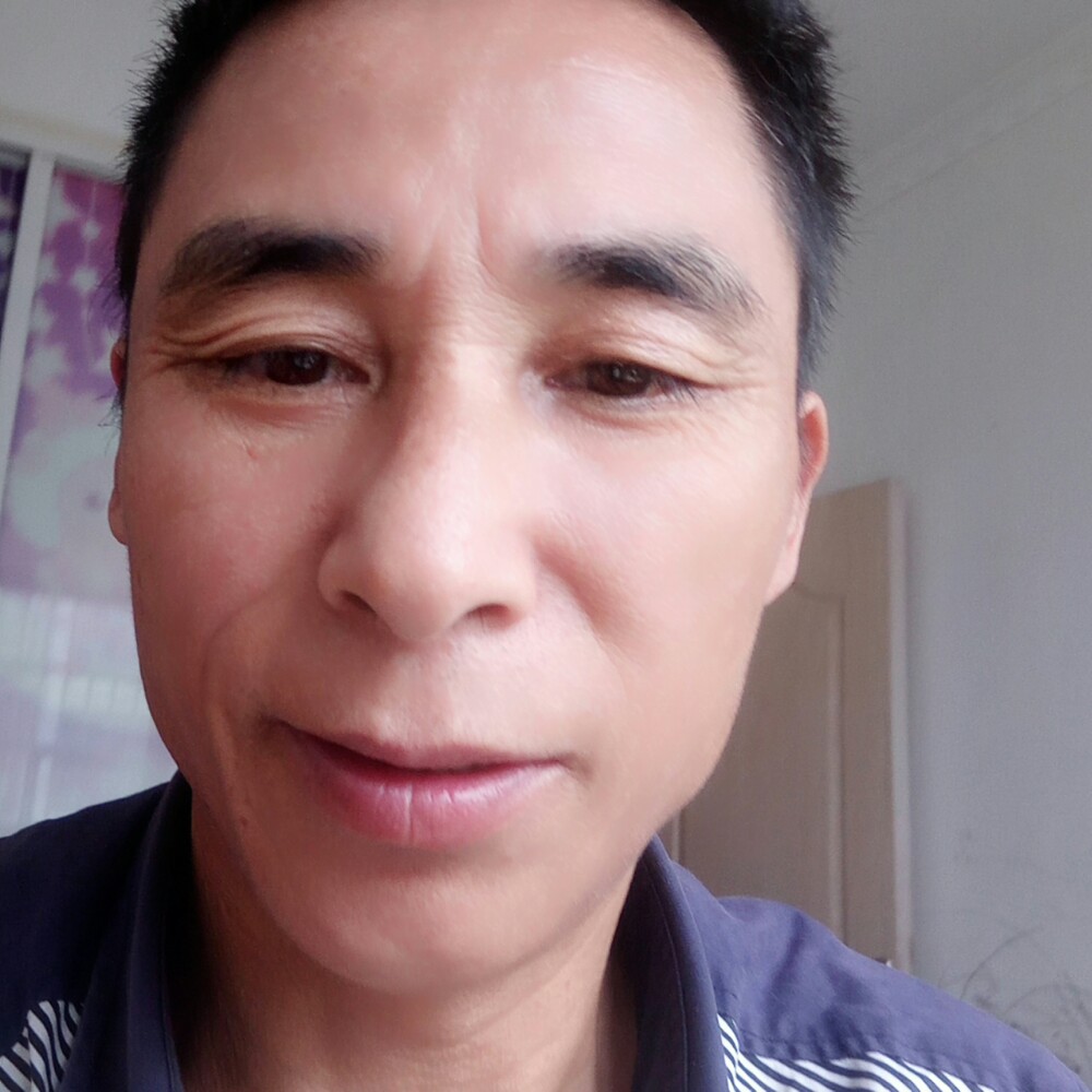 坚定吃醋红酒的照片