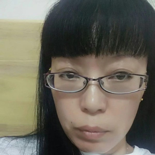 飘落的雨滴的照片