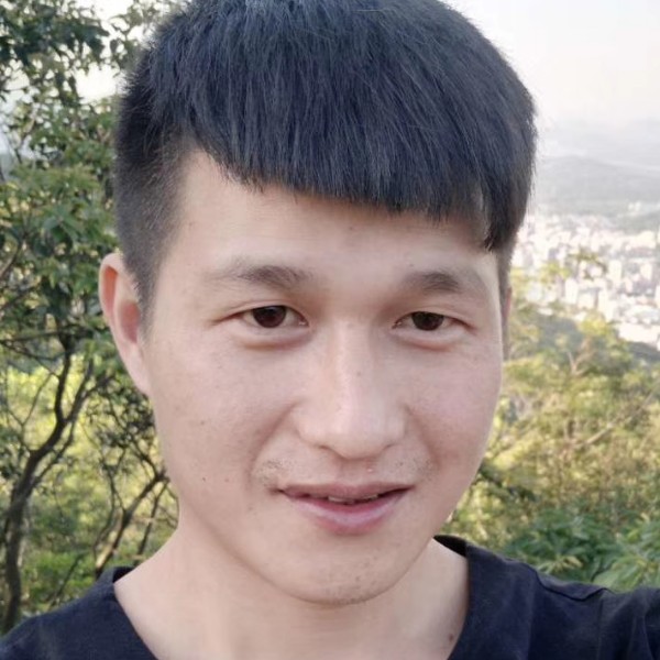 不听话的小男孩的照片