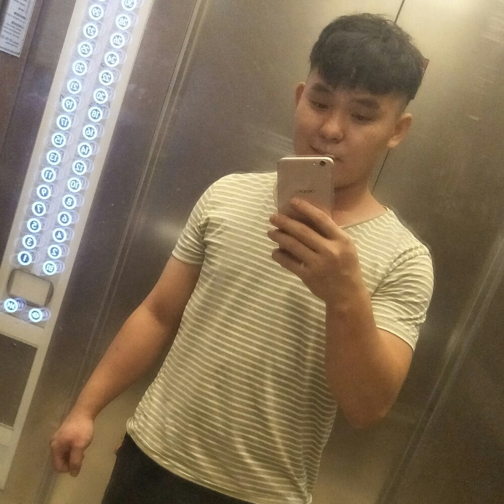 萝莉回首清秀的照片