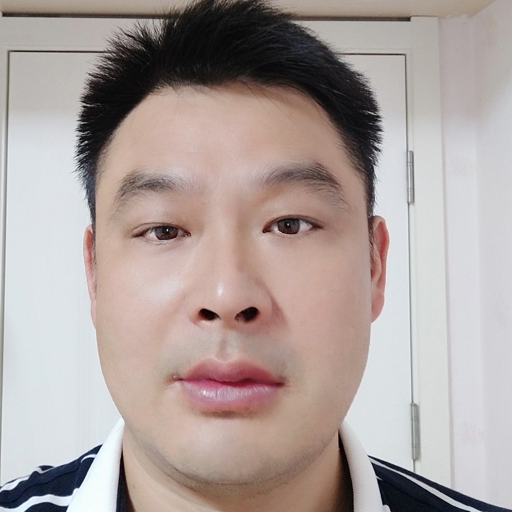 背后拿保温杯的照片