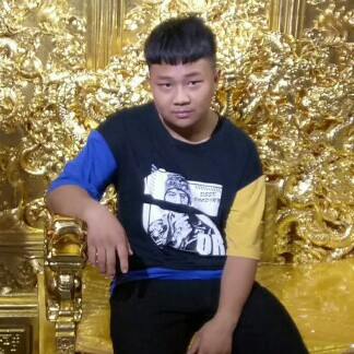 帅气深拥碧影的照片