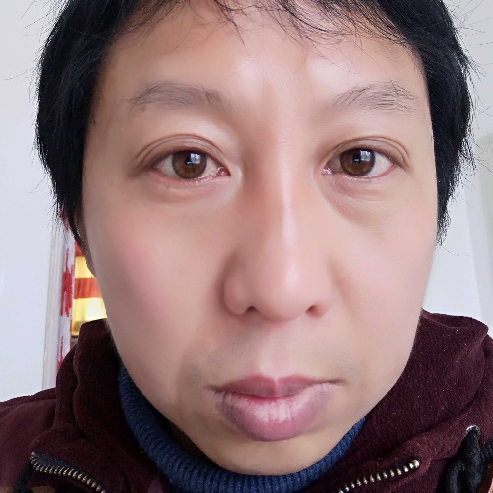 高挑与大树的照片
