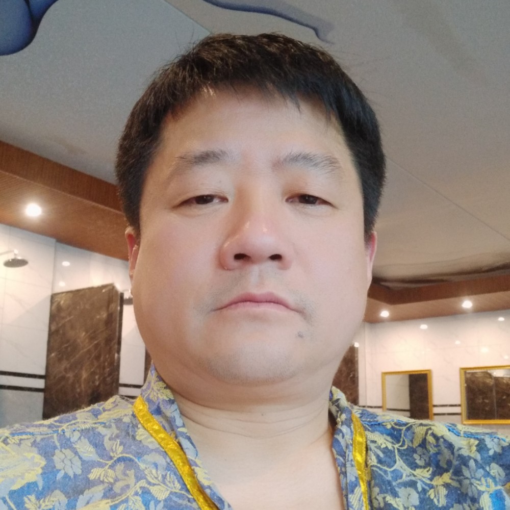 白云欢呼的照片