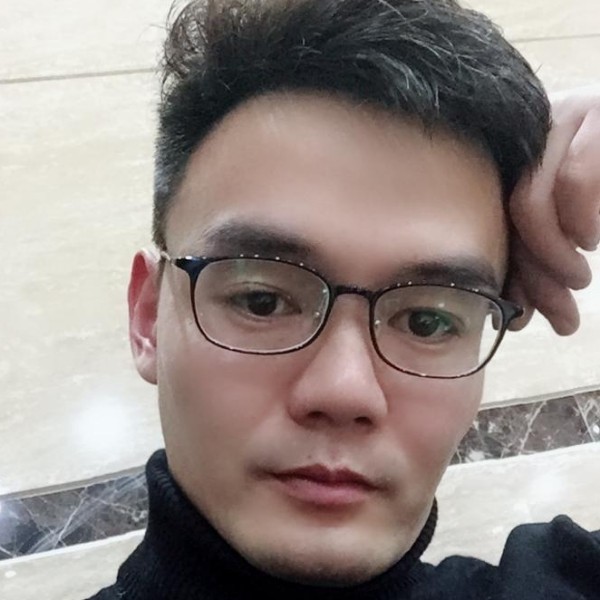 小老头吃榴莲的照片