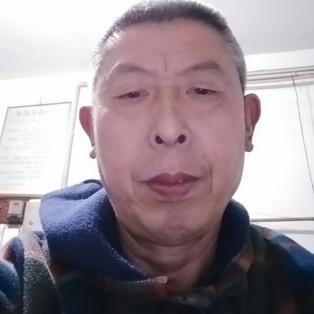 健壮等待灯泡的照片