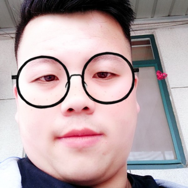 薯片蹙眉留胡子的照片