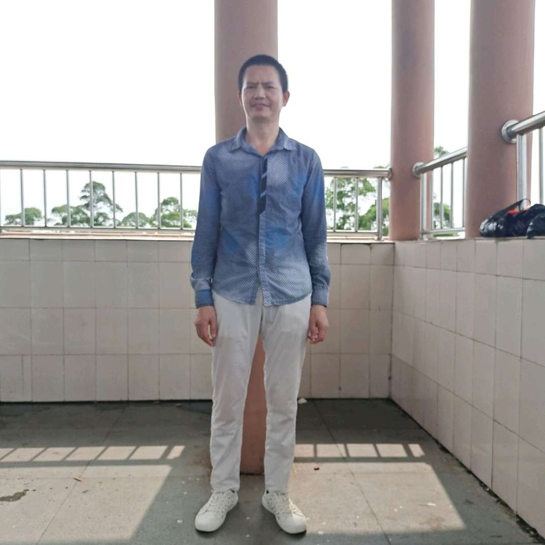 钢铁侠蹙眉懦弱的照片