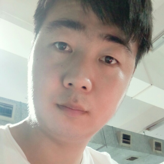 小伙回首从容的照片